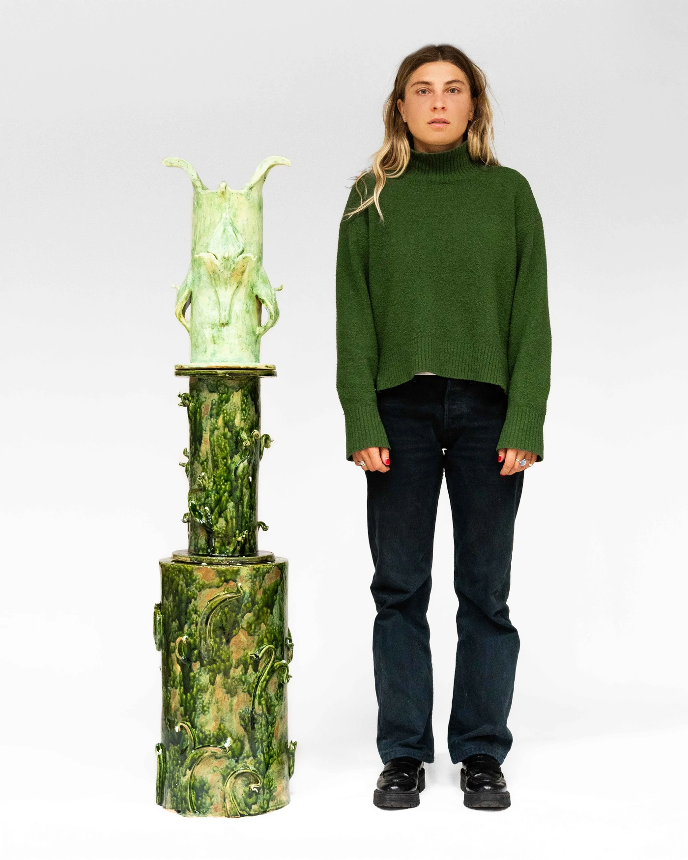 Marion Artense Gély à côté de son totem Axis Mundi II