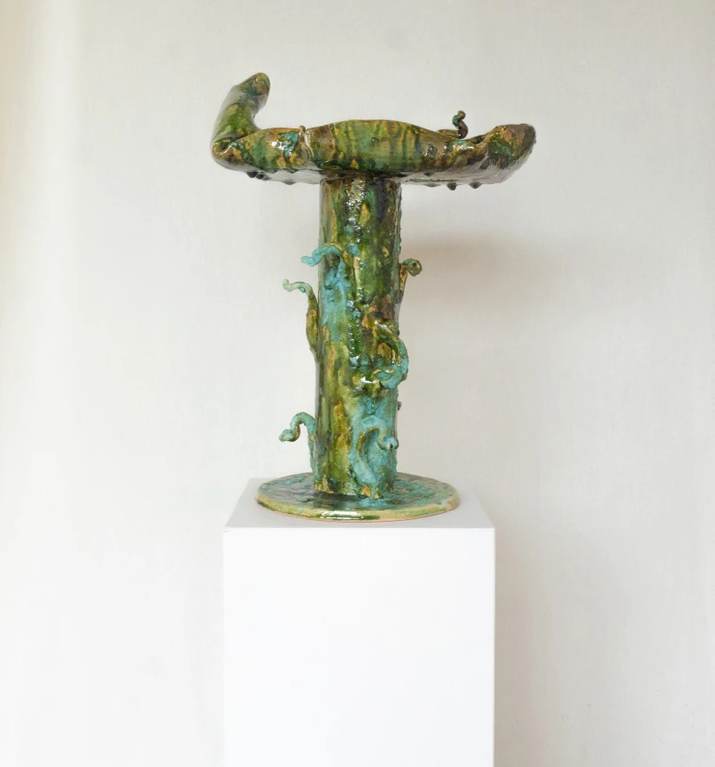 Le bain des oiseaux, 2024, faïence et émaux phosphorescents, 55 × 30 cm