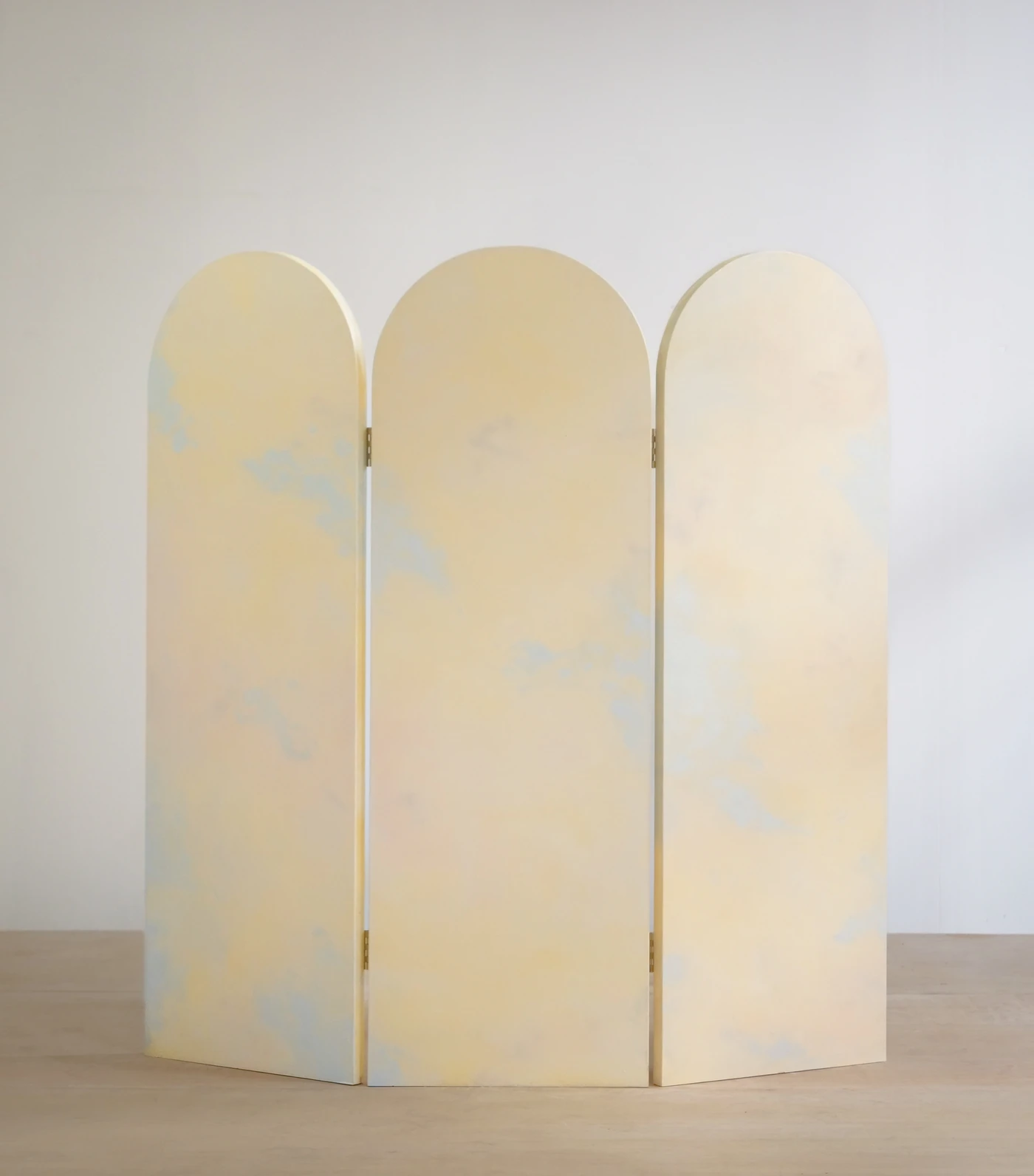 Candy Cloud, 2023, paravent, huile sur bois, 150 × 150 cm