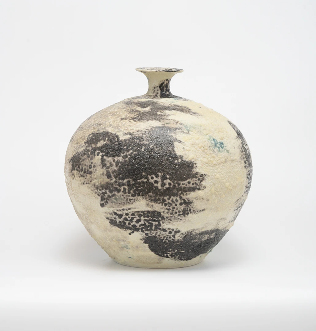 Planets Moon, 2024, émail sur porcelaine, 35 × 35 cm