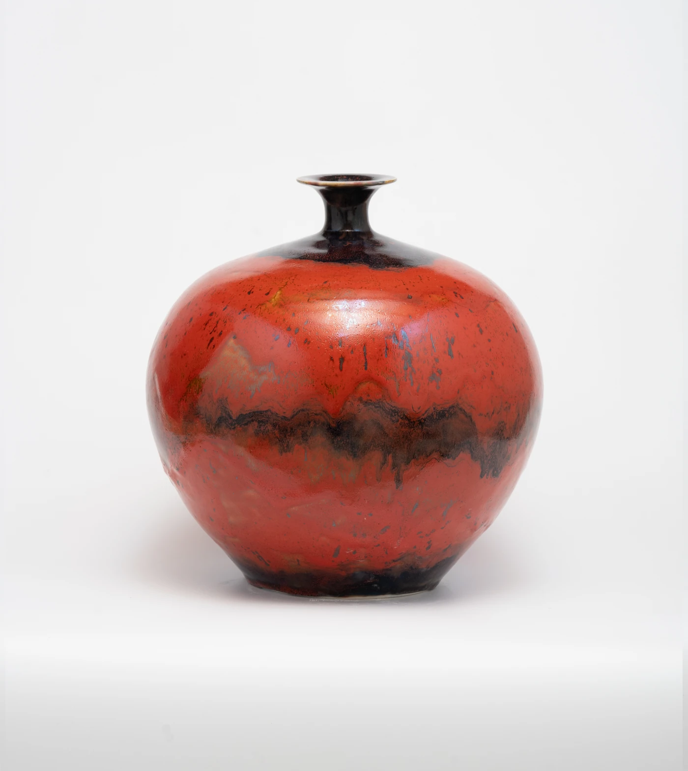 Planets Venus, 2024, émail sur porcelaine, 35 × 35 cm
