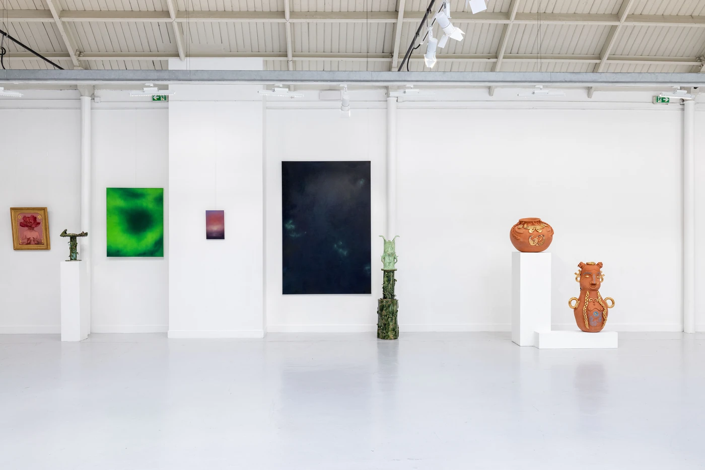 Vue d’exposition, avec Lucifer, 2024, She sings in the Dark II, 2022–2024, et Axis Mundi II, 2024.