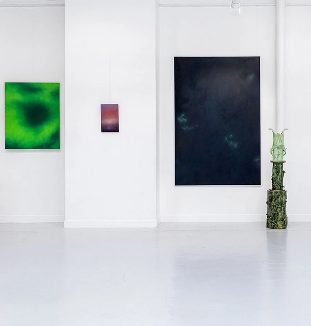 Lucifer, 2024, She sings in the Dark II, 2022–2024, et Axis Mundi II, 2024. Vue d’exposition.