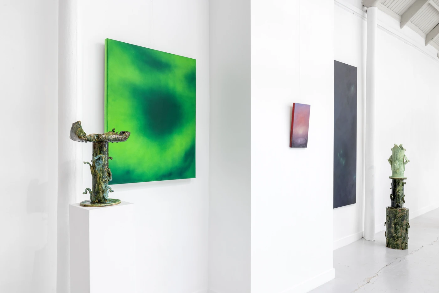 Le bain des oiseaux, 2024, et Lucifer, 2024 ; au fond, She sings in the Dark II et Axis Mundi II. Vue d’exposition.