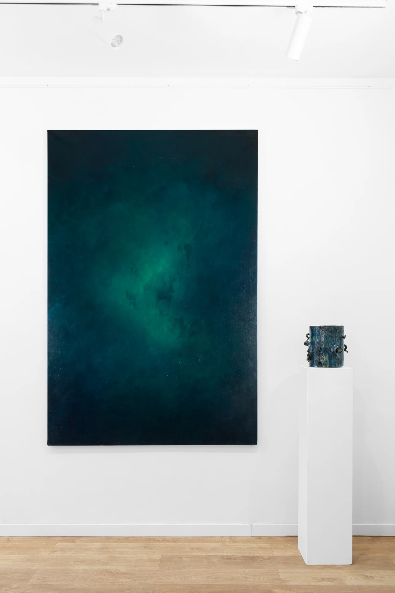 She sings in the Dark I, 2022–2024, huile sur toile, 195 × 130 cm. Vue d’exposition. Photo : Margot Montigny.