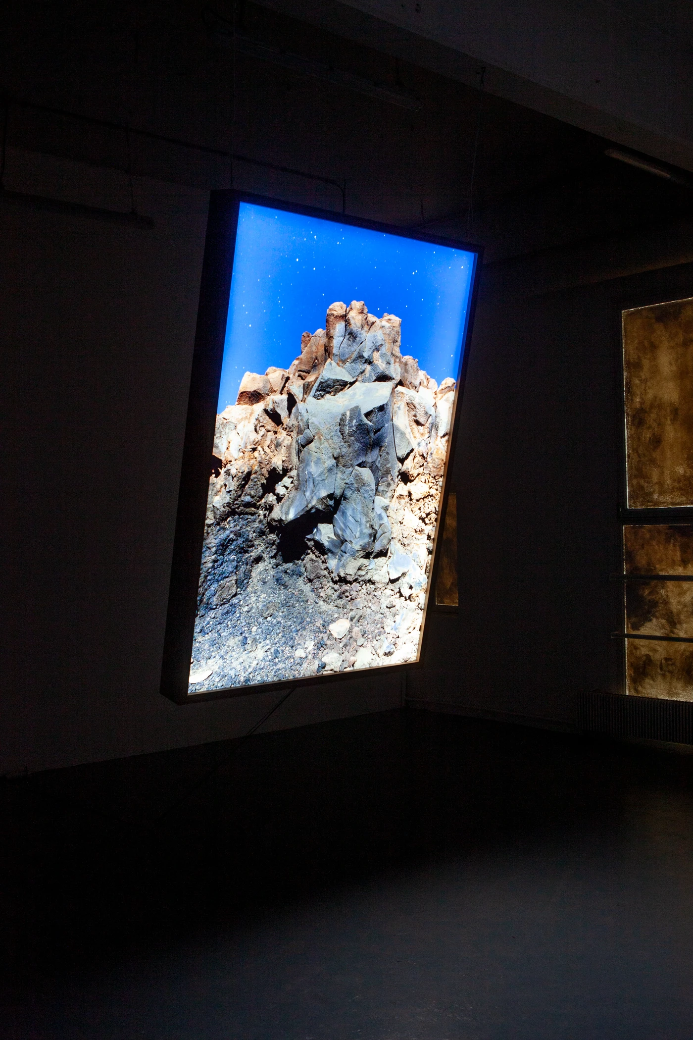 Moonburn, 2020, tirages sur plexiglas, caisson lumineux à LED. Vue d’exposition.