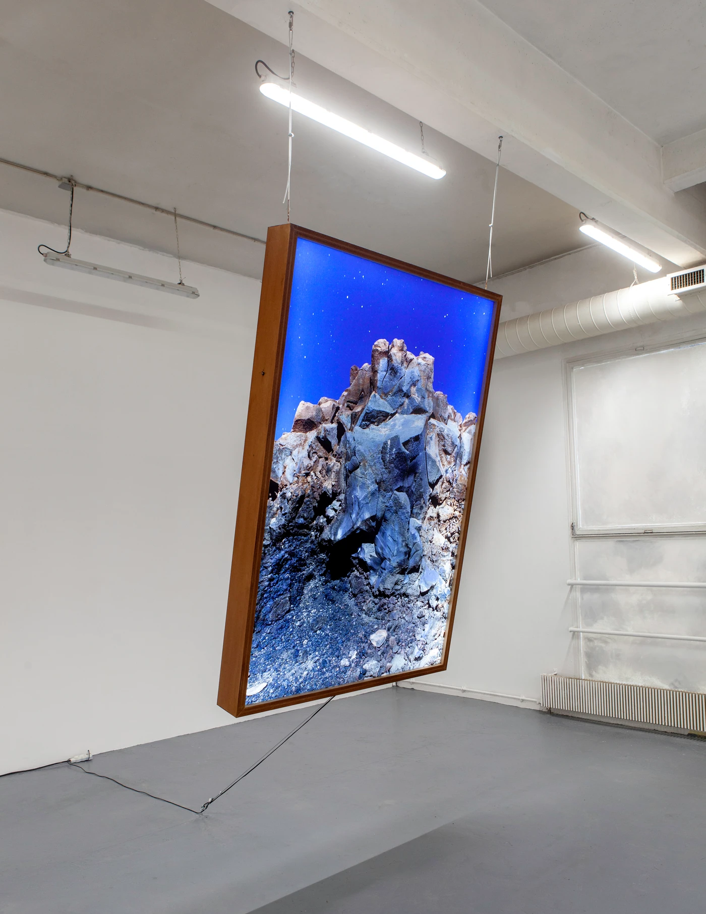 Moonburn, 2020, tirages sur plexiglas, caisson lumineux à LED. Vue d’exposition.
