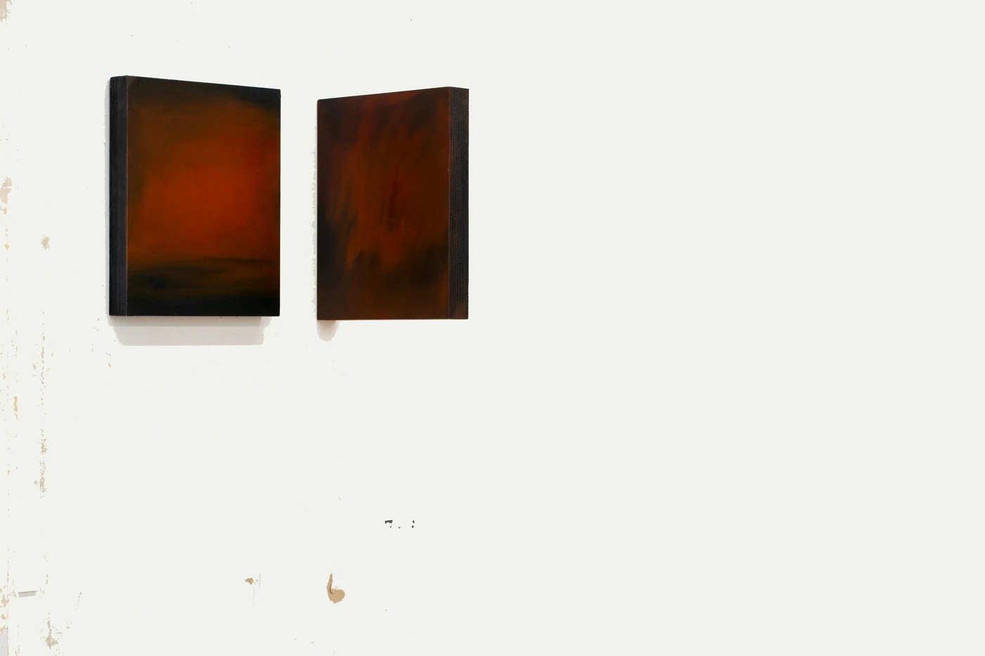 Série Feu volé aux Dieux, 2023, huile sur bois. Vue d’exposition.