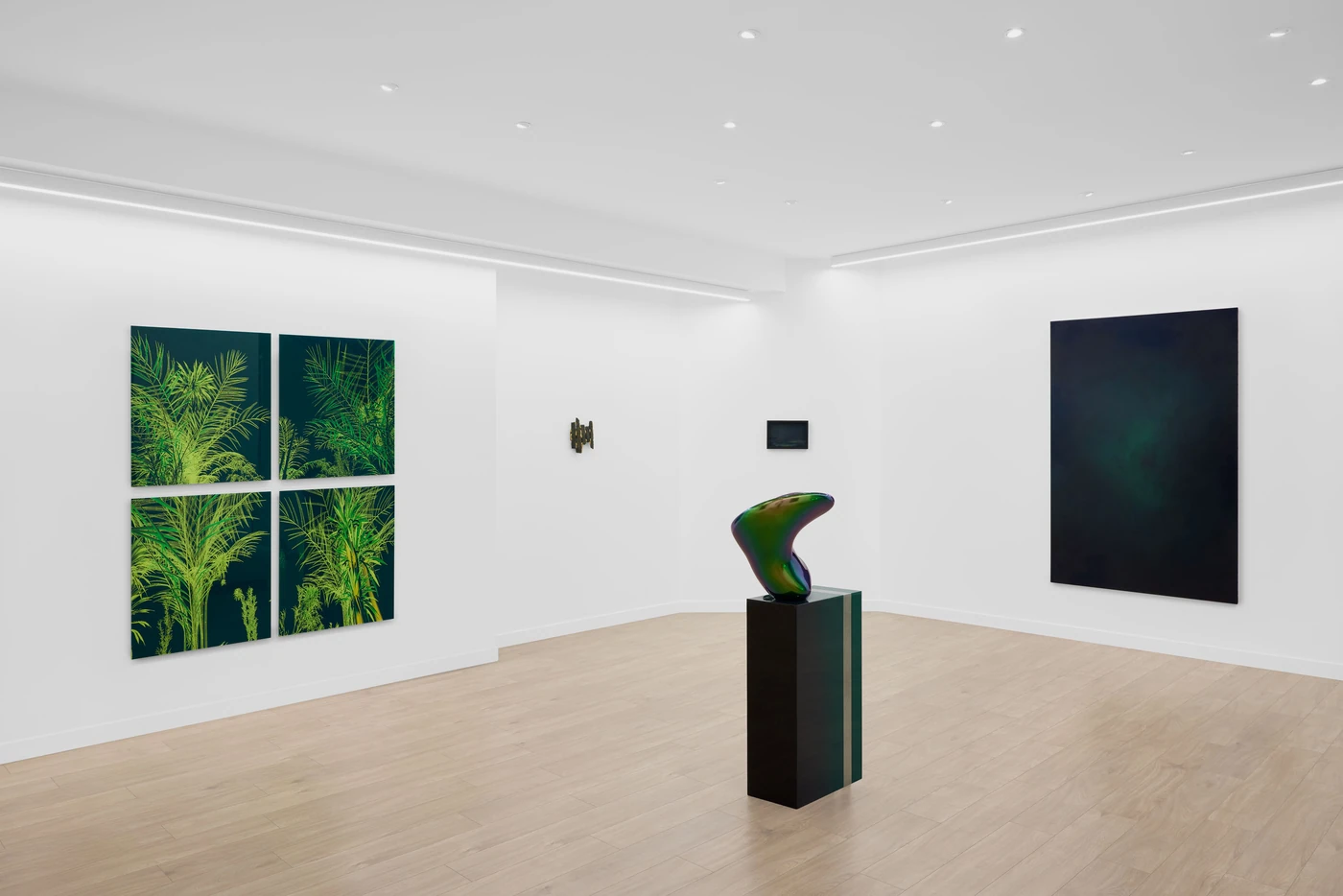 À droite, She sings in the Dark II, 2022–2024, huile sur toile. Vue d’exposition. Photo : Diane Arques.