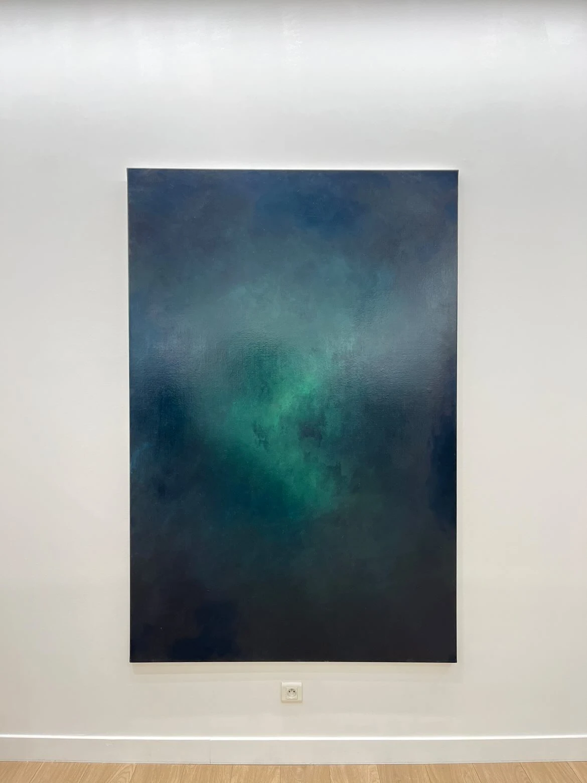 She sings in the Dark I, 2022–2024, huile sur toile, 195 × 130 cm. Vue d’exposition.